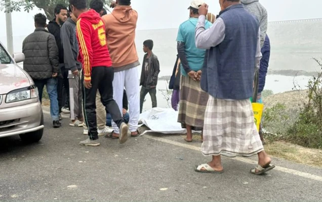 সড়কে প্রাণ হারালেন দুই বন্ধু